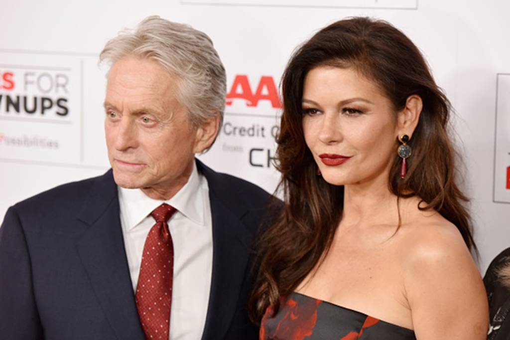 Rara aparição: Zeta-Jones e Michael Douglas celebram formatura do filho