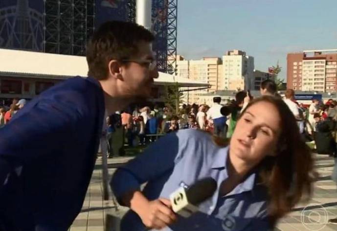 Assédio na Copa: torcedor tenta beijar repórter brasileira