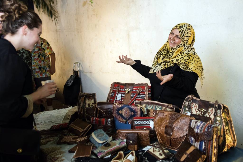 Feira multicultural exalta artesanato e gastronomia de refugiados