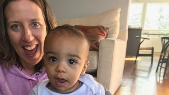 Mãe e filho são impedidos de viajar por terem cores de pele diferentes