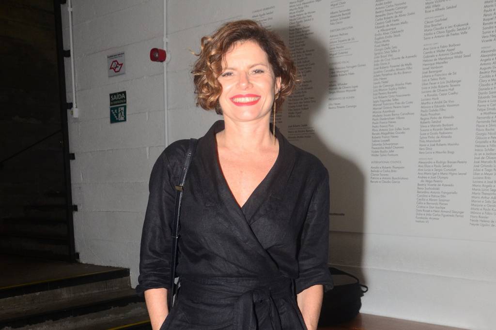 Débora Bloch curte viagem a dois com novo romance