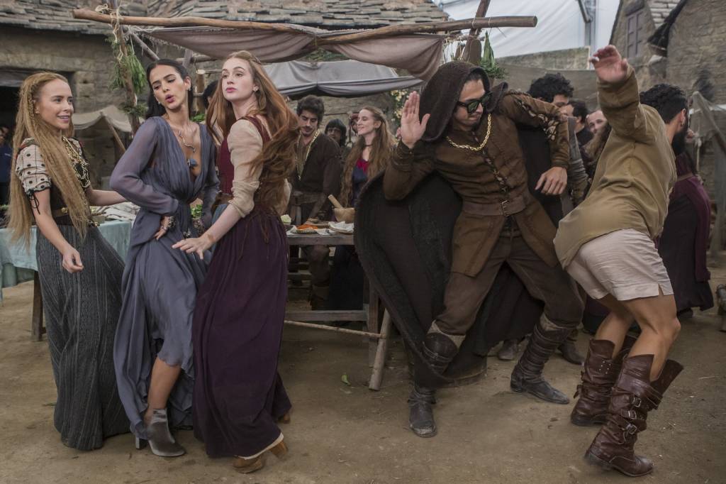 Elenco de ‘Deus Salve o Rei’ se diverte em clipe de ‘funk medieval’