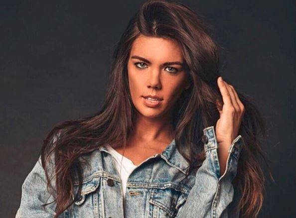 Modelo desfila amamentando a filha e imagem é poderosa