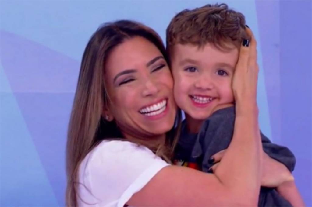 Em momento raro, filho de Patrícia Abravanel rouba a cena no palco do SBT
