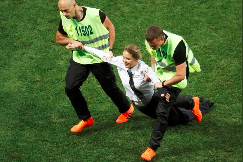 Grupo que invadiu a final da Copa do Mundo é condenado a 15 dias de prisão