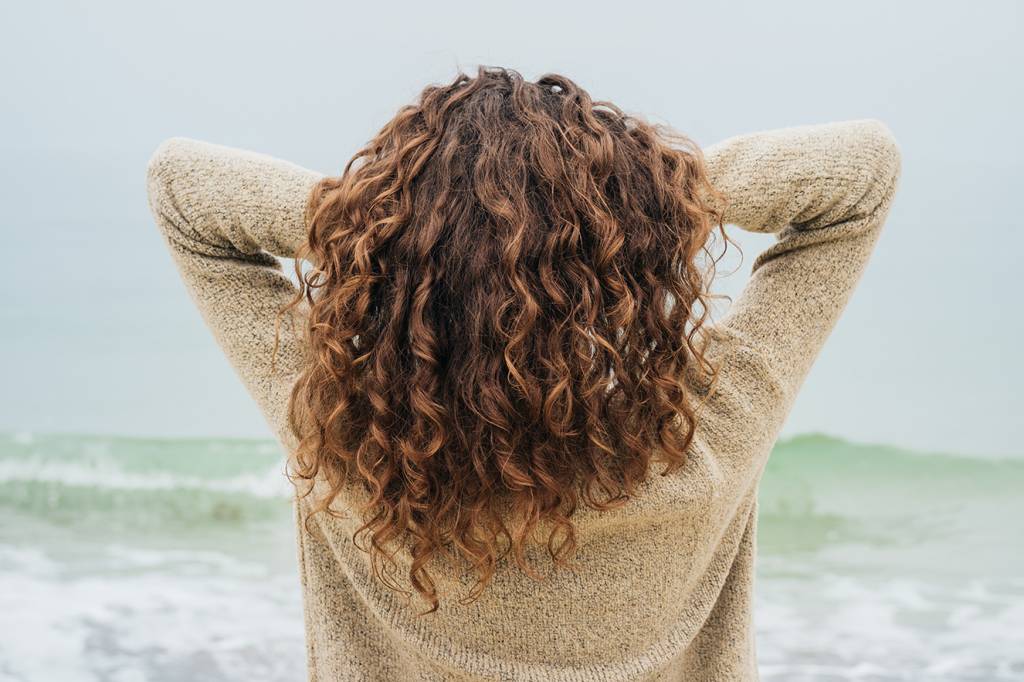 Mulheres de cabelo cacheado contam os produtos que mudaram suas vidas
