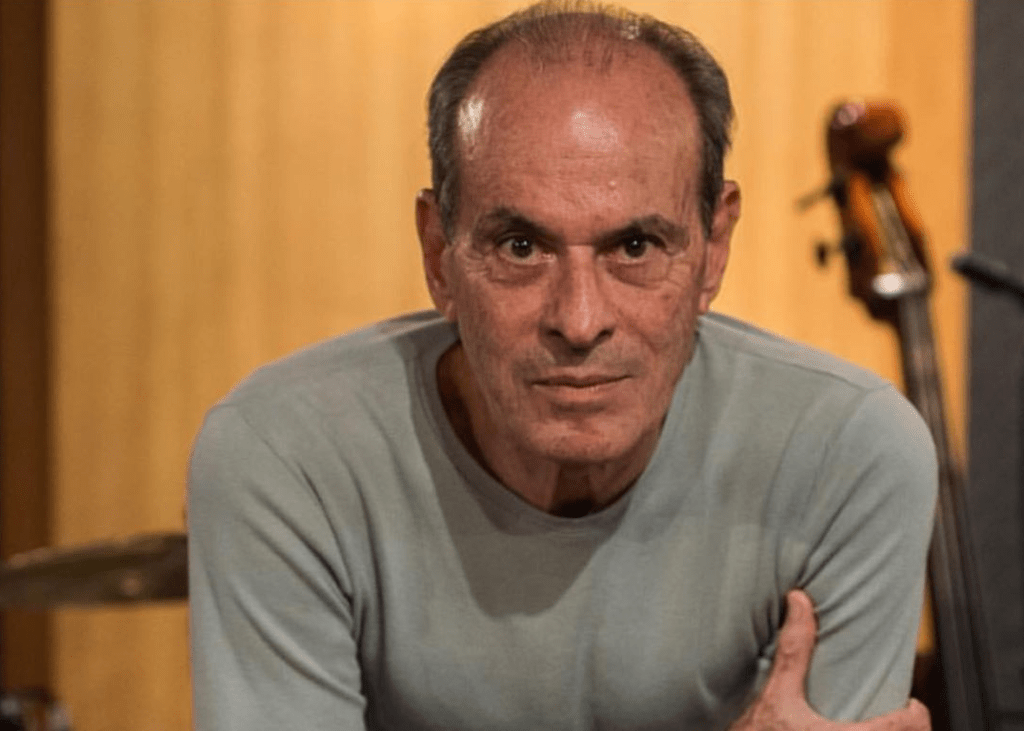 Ney Matogrosso avista “ovni” e compartilha as imagens no Instagram