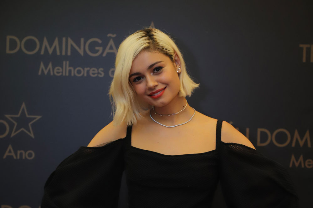 Sophie Charlotte surpreende com cabelo volumoso estilo anos 1980