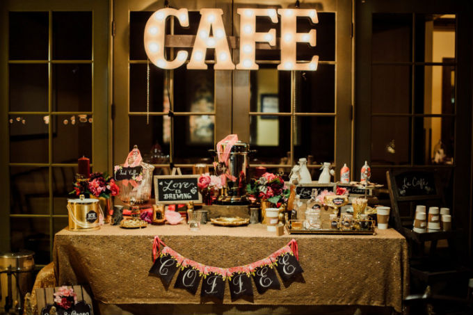 Mesa de caf&eacute; em casamento