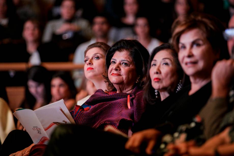 As executivas Luiza Helena Trajano e Chieko Aoki acompanharam da primeira fila.