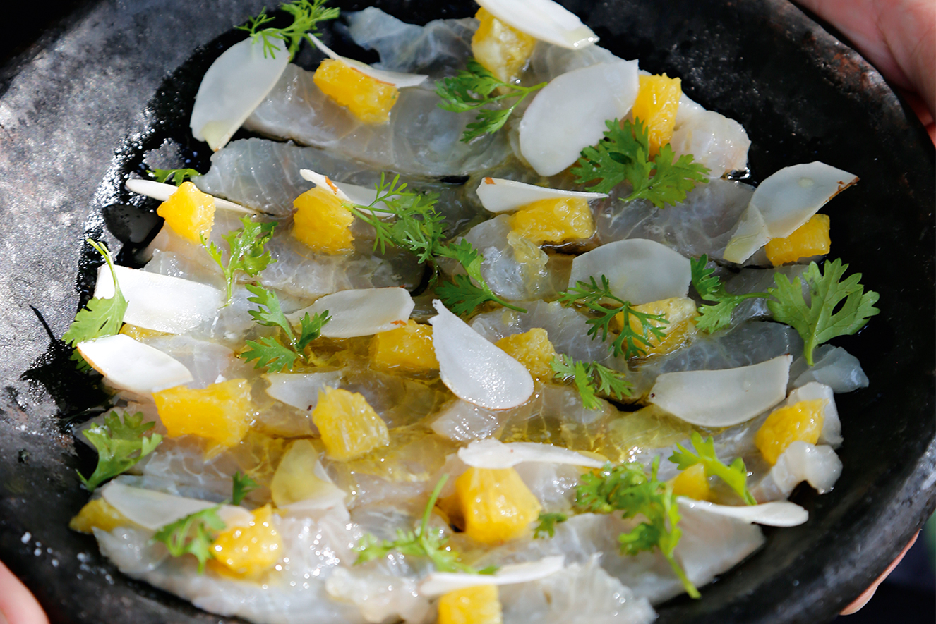 crudo de camurim com castanha-do-par&aacute;