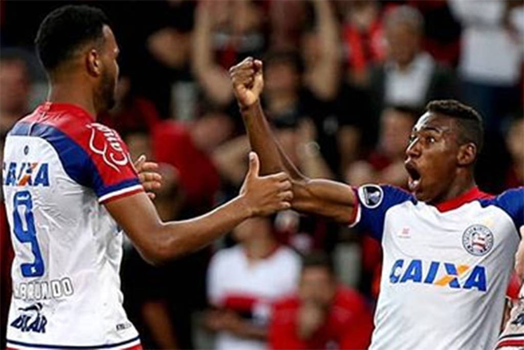 Time de futebol entra em campo homenageando lideranças do movimento negro
