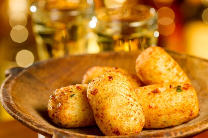 Bolinho de arroz com queijo