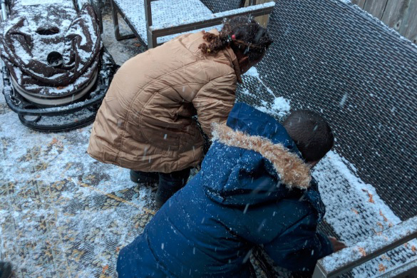 Em vídeo emocionante, crianças refugiadas brincam na neve pela 1ª vez