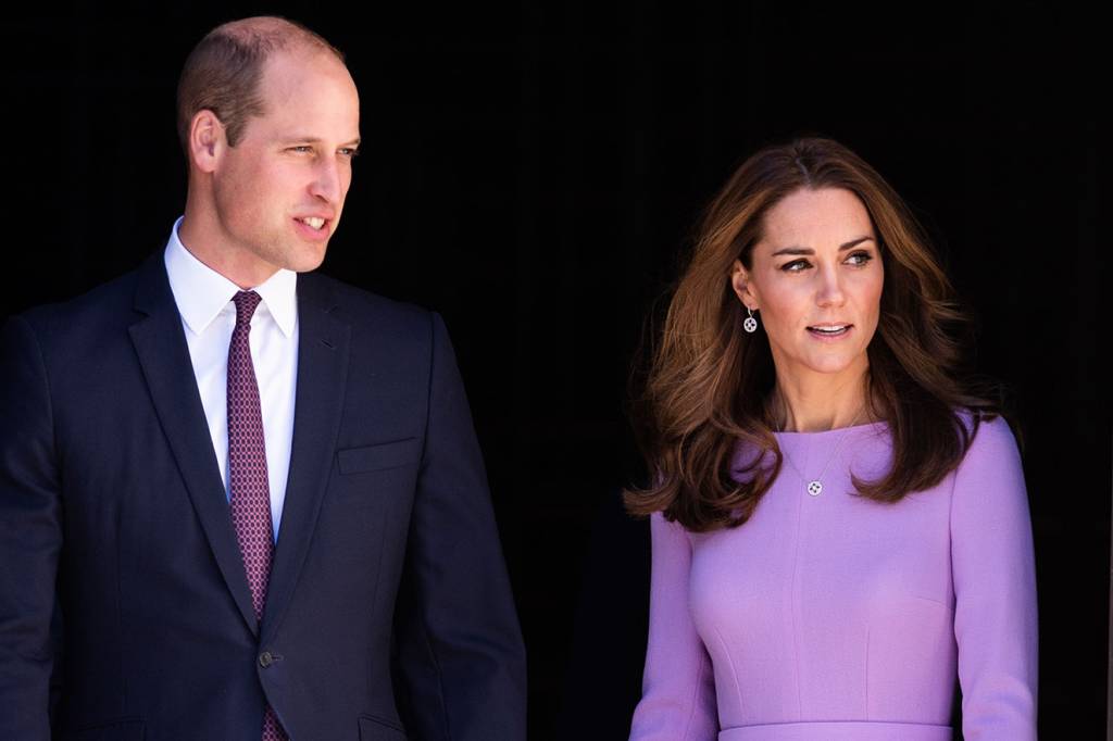 Em cena rara, Charles aparece brincando com o caçula de Kate e William