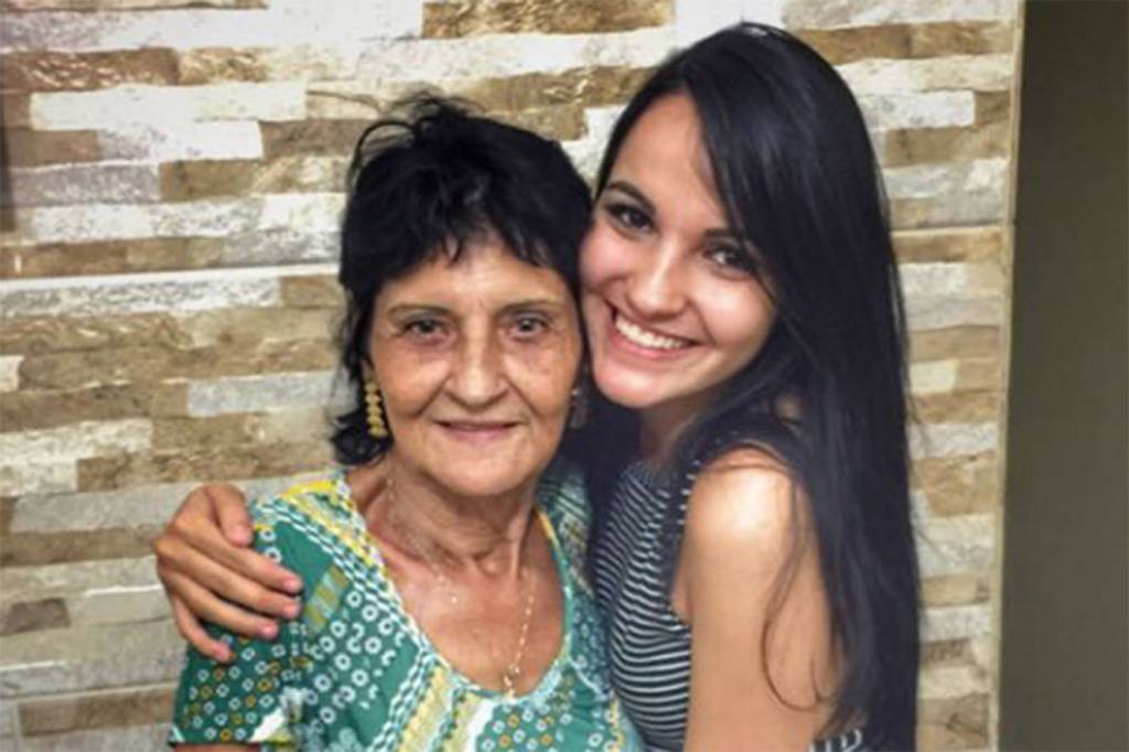 Ela tatuou uma carta escrita pela avó no braço e emocionou a internet