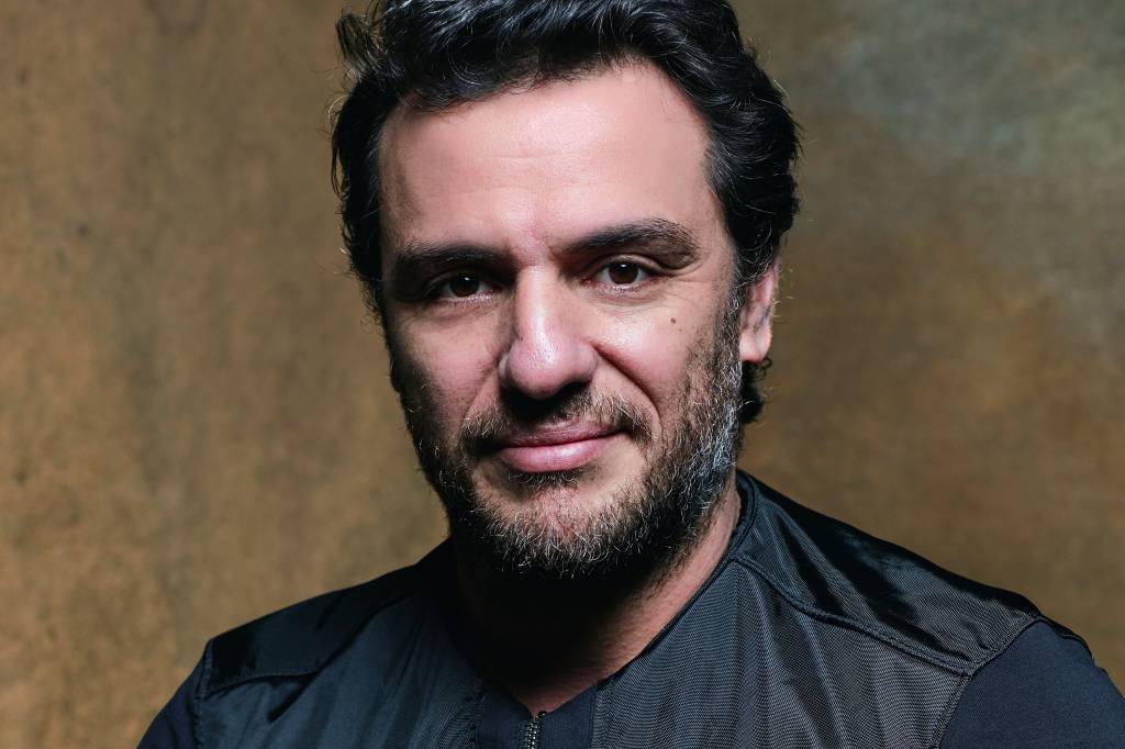 Rodrigo Lombardi se decepciona com vista da Torre Eiffel