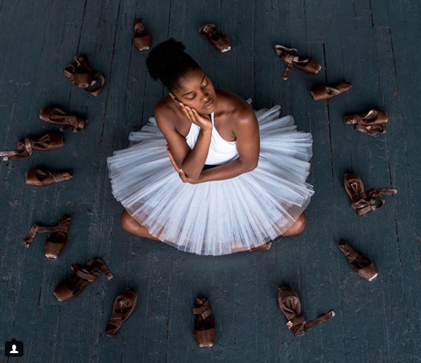 200 anos de atraso: sapatilhas em diversos tons começam a chegar ao balé