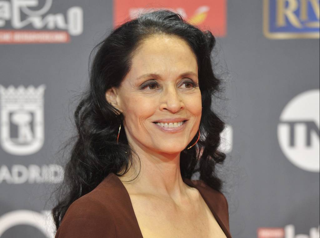 Sônia Braga aparece com visual totalmente diferente em Nova York