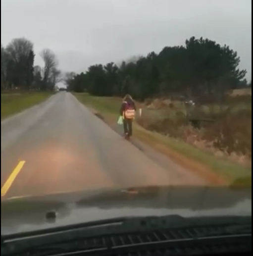 Pai obriga filha a andar 8 quilômetros após ela fazer bullying