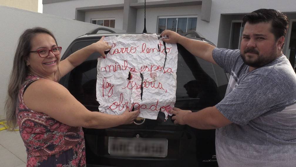Mulher faz cesária e marido põe cartaz em carro para justificar lentidão