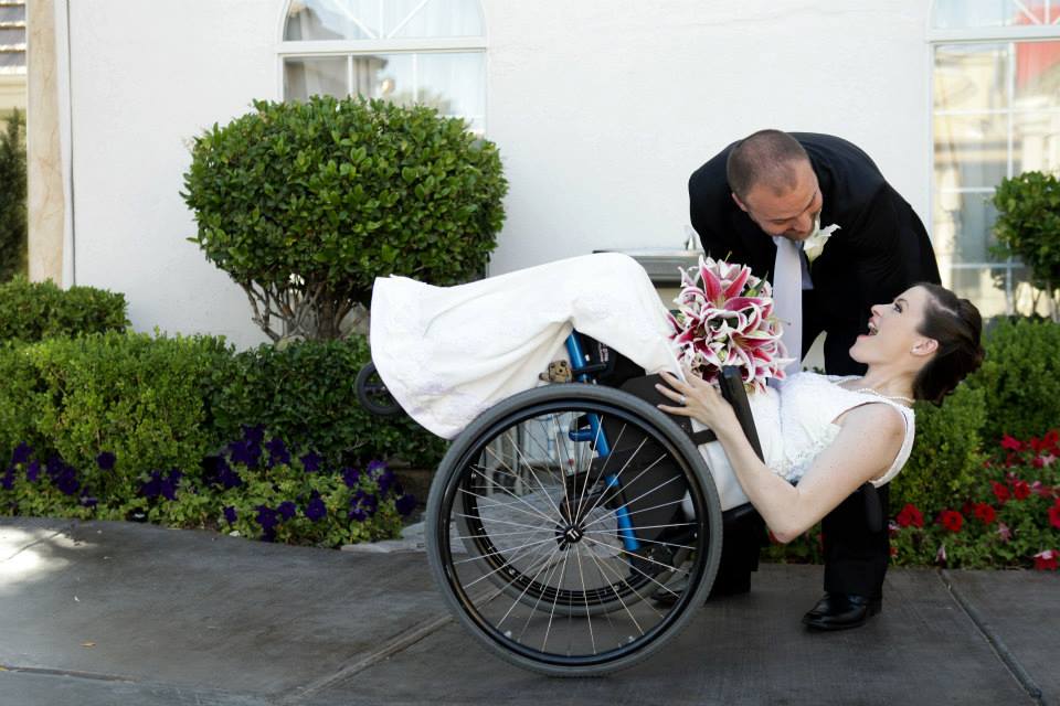 Loja surpreende ao colocar manequim de noiva em cadeira de rodas