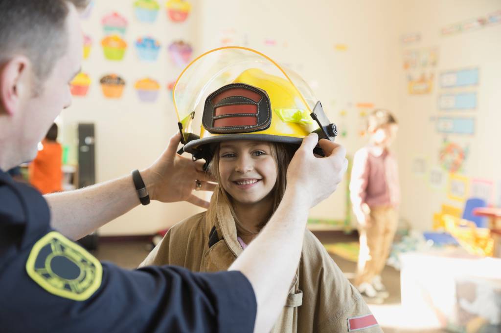 Garotinha que quer ser bombeira recebe um emocionante incentivo