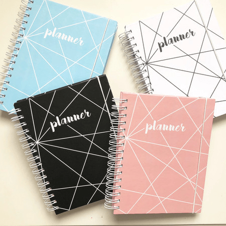 Planner Anual - Geométrico, disponível em 4 cores, por R$ 139,90, no <a href="https://www.amorecadernos.com.br/pd-60350a-planner-anual-geometrico.html?ct=1b21a9&p=1&s=1">site</a>