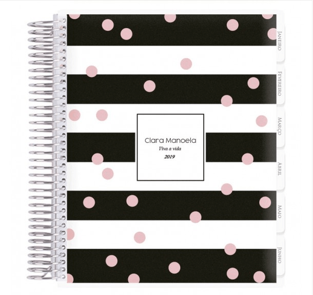 Planner 2019 - Black & White Fashion, personalizável, por R$ 310, no <a href="https://www.volarepaper.com.br/planner-2019/635-planner-2019-black-white-fashion.html?gclid=Cj0KCQiA1sriBRD-ARIsABYdwwE1oUDxrEC4-6Hf8dm40yHypUJG2NuAg33ry7rFgVQRbZGQNQdx0-4aAnLfEALw_wcB">site</a>