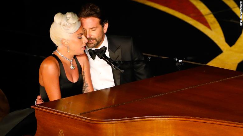 Ex de Bradley Cooper reage aos rumores de que ele e Gaga estejam juntos