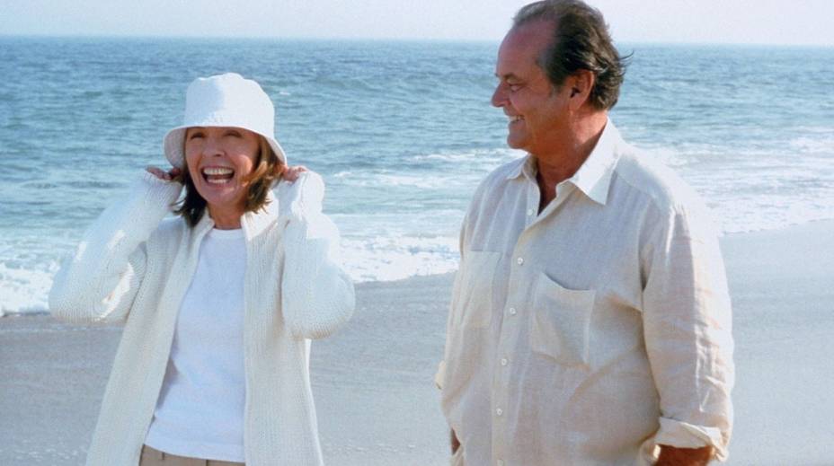 <strong>Algu&eacute;m Tem Que Ceder:&nbsp;</strong>Aos 60, o charmoso Harry est&aacute; acostumado a se relacionar com mulheres de 30. Mas uma viagem com a nova namorada sai dos trilhos quando a m&atilde;e dela aparece sem avisar.