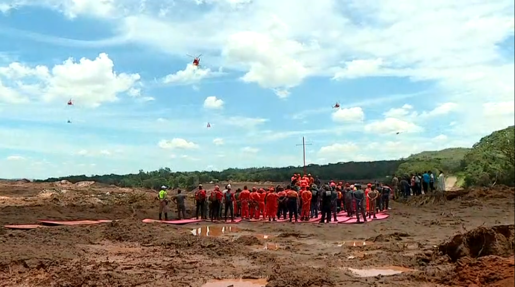 Bombeiros fazem chuva de pétalas em homenagem às vítimas de Brumadinho