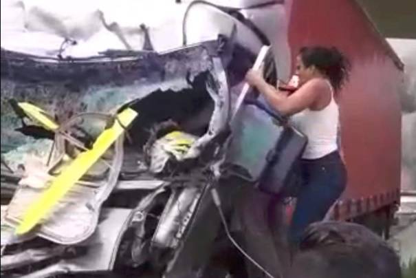Artista desenha mulher que salvou caminhoneiro em acidente com Boechat