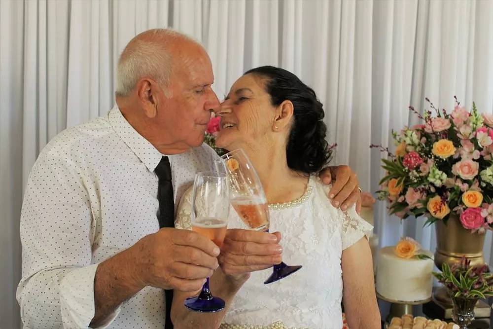 Casal de idosos se casa após se conhecer no Tinder