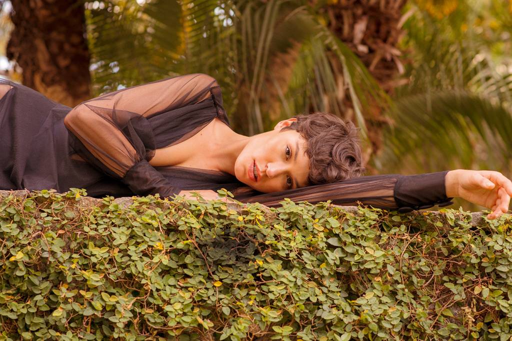 Quebre as regras: formas de usar preto no verão para se inspirar