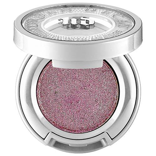A Sombra <a href="https://www.sephora.com.br/urban-decay/maquiagem/olhos/sombra-urban-decay-moondust-eyeshadow-21680">Urban Decay</a> <strong>Moondust</strong> possui part&iacute;culas microfinas de brilho e met&aacute;licas. Sua textura parece cremosa mas ela fixa como p&oacute; para criar um look brilhante. Pre&ccedil;o: R$ 169,00.