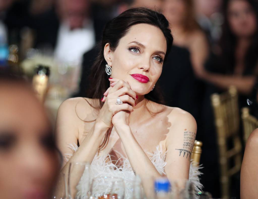 Angelina Jolie é retirada de set de gravação por causa de bomba