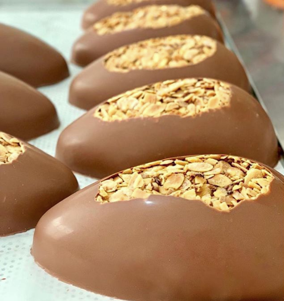 Carmella Patisserie - Ovo Rochedo de Am&ecirc;ndoas ao Leite (450g). Pre&ccedil;o: R$ 195.