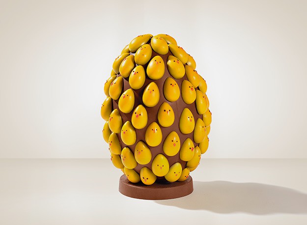 Chocolat du Jour - Ovo Yellow Super (1.250g): Um super ovo em Chocolate Nougat com aplica&ccedil;&otilde;es dos nossos pequenos Ovos Yellow em Chocolate Au Lait com camada de Chocolate Blanc. Pre&ccedil;o: R$ 699,00.