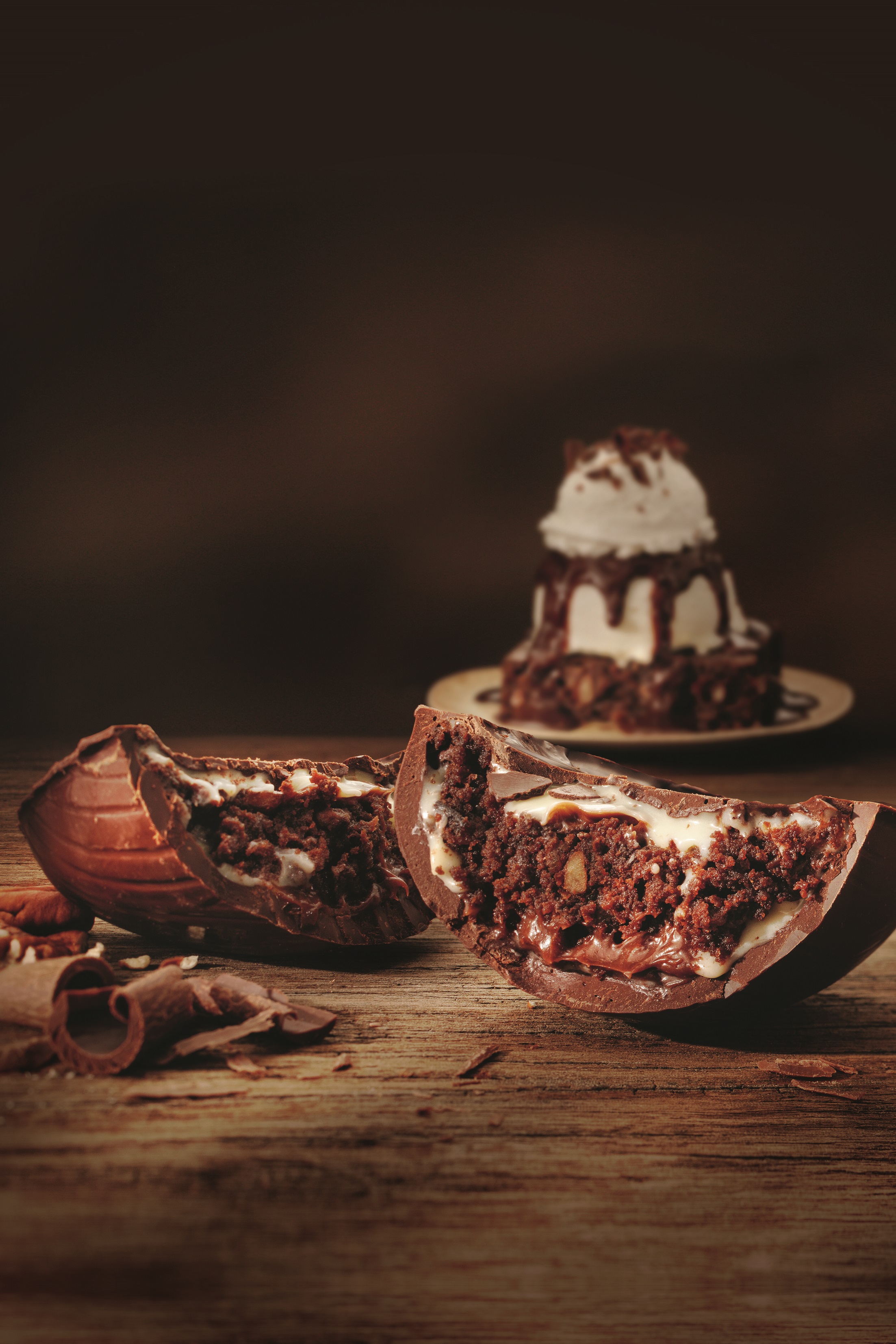 Outback - Ovo Chokkie (290g): Inspirada na ic&ocirc;nica sobremesa Chocolate Thunder From Down Under, a sobremesa traz meio ovo de chocolate meio amargo recheado com uma combina&ccedil;&atilde;o da receita exclusiva do brownie com nozes pec&atilde;s, com creme trufado de chocolates branco e meio amargo e decorado com chocolate branco - R$ 49,00.