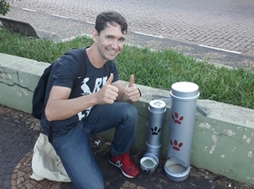 Homem usa cano PVC para criar comedouro e bebedouro para animais de rua