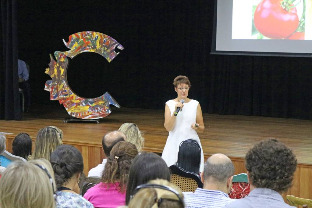 Karen Boyes em palestra no Colégio Concept