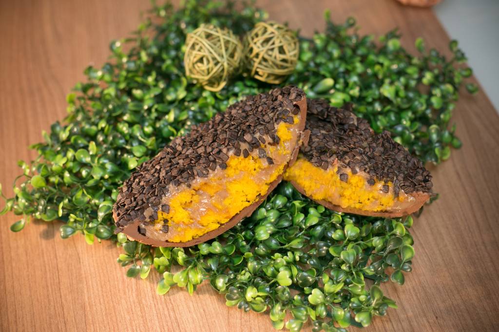 Ovo de Brigacake ovo com camadas de bolo de cenoura e brigadeiro