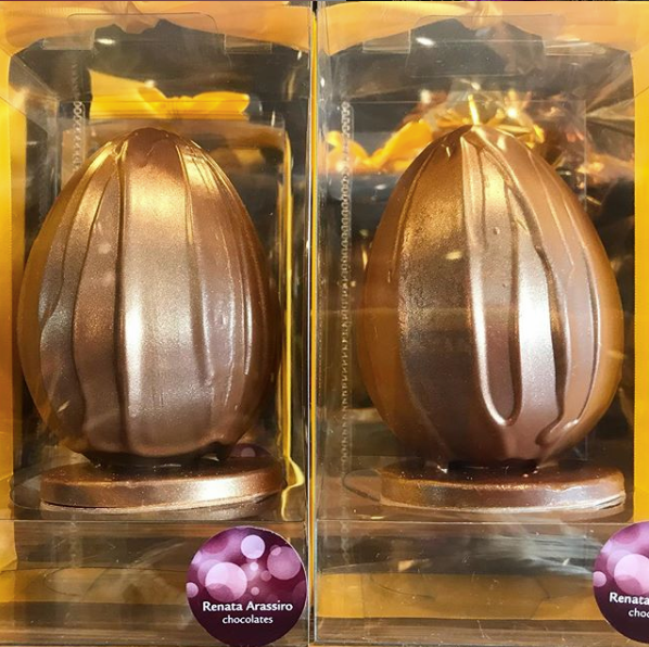 Renata Assiro - Ovo Duo de Caramelo (600g): Duas cascas recheadas com sabores diferentes de caramelo. O primeiro &eacute; uma ganache densa de caramelo sal&eacute; e a outra com recheio de caramelo puxa puxa com baunilha e nozes e sal negro do Hawaii. Bomboms de chocolate ruby e ao leite 41%. Pre&ccedil;o: R$ 235,00.