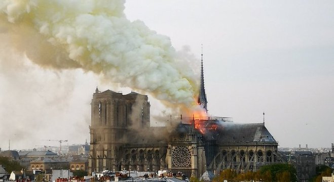 Catedral de Notre-Dame, em Paris, pega fogo
