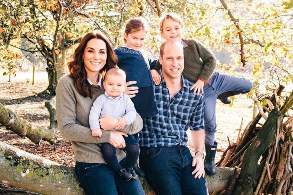 Kate Middleton leva Charlotte e George para comprar fantasias de Halloween
