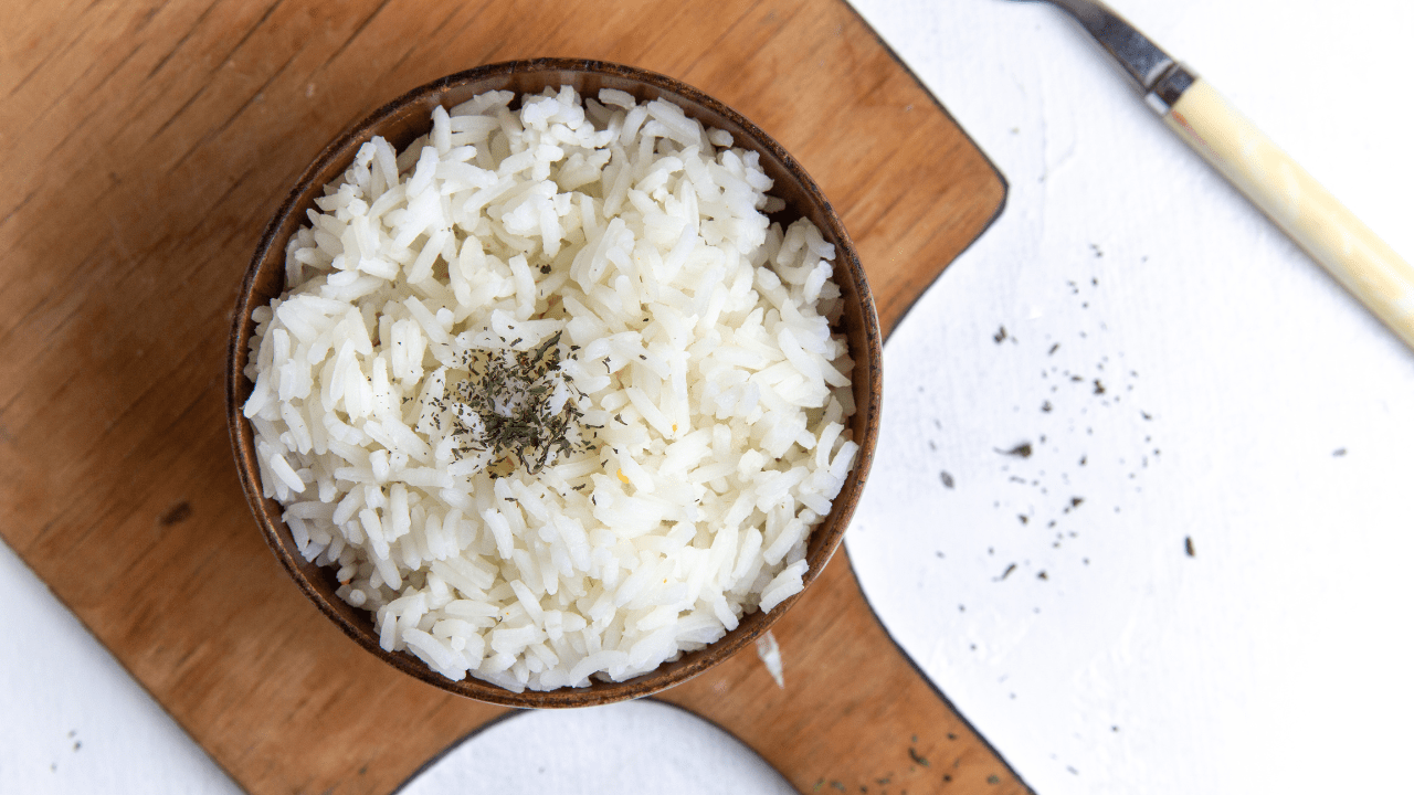 Imagem de arroz soltinho servido à mesa.