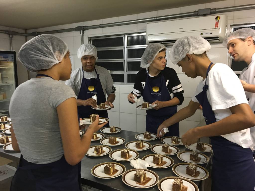 Ela criou um Masterchef na periferia para capacitar jovens na gastronomia