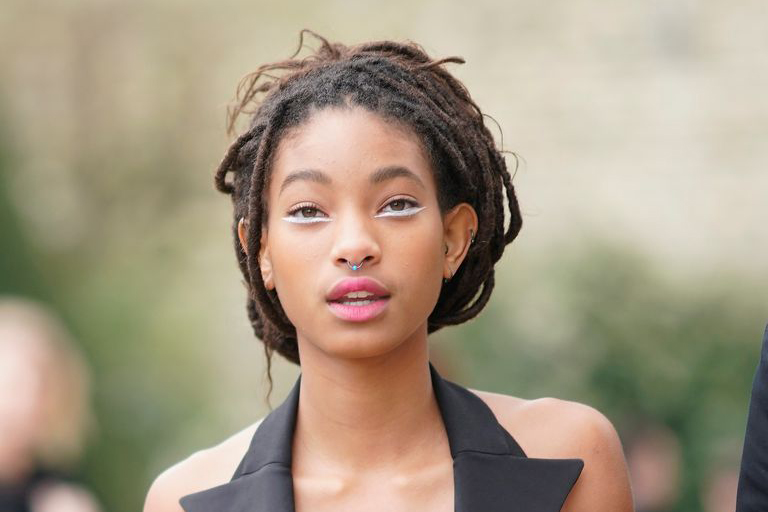 Willow Smith usando delineador branco em desfile da Dior