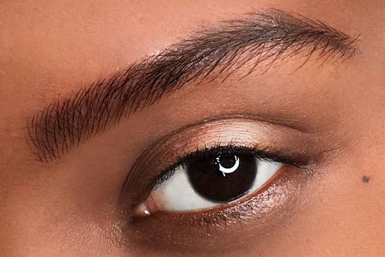 Conheça as “fluffly brows”, sobrancelhas mais cheinhas